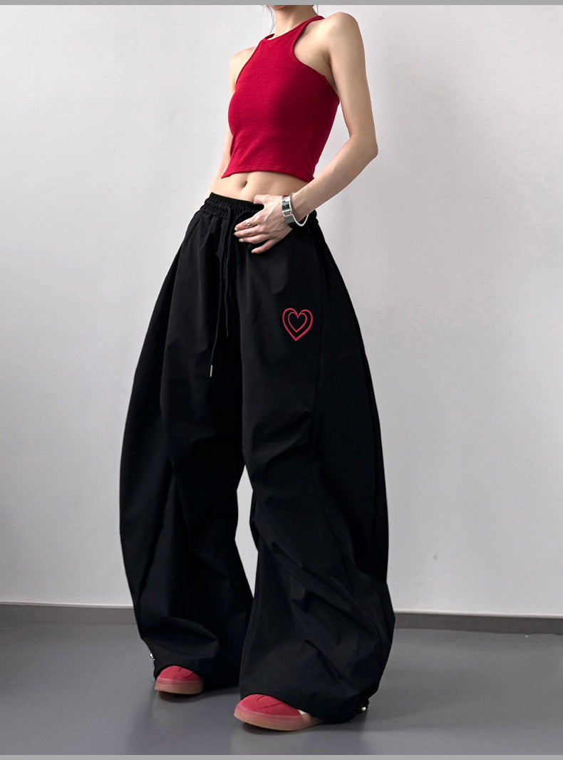 レディース パンツ ボトムス ワイドパンツ ロング ワイド 裾ワイド ポケット ハイウエスト ウエストゴム シンプル カジュアル おしゃれ かっこいい エキゾチック こなれ感 ラフ メンズライク マニッシュ ボーイッシュ スポーティー 個性的 主役級 存在感 都会的 ナチュラル ハート柄 ロゴ 春 夏 秋 ロングシーズン お出かけ イベント 旅行 女子会 合コン 韓国 オルチャン 楽ちん 美脚 脚長 普段使い 着回し モテ 清楚 流行 インスタ映え 定番 S M L XL 白 ホワイト 黒 ブラック