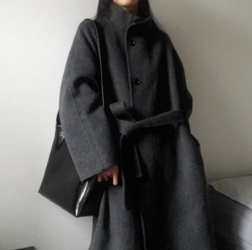 レディース コート アウター 上着 ロングコート 膝下 ミモレ ミドル丈 長袖 スタンドカラー ワイド ベルト ウエストマーク ポケット 前開き ボタン コンサバ 大人可愛い きれいめ シンプル カジュアル 上品 おしゃれ こなれ感 クール エレガント 抜け感 シック 無地 秋 冬 ママ OL 通勤 学生 学校 通学 デート お出かけ 旅行 レストラン 女子会 休日 ホテル ショッピング カフェ モノトーン 普段使い 着回し S M L XL 2XL 大きいサイズ ゆったり 黒 ブラック ダークグレー