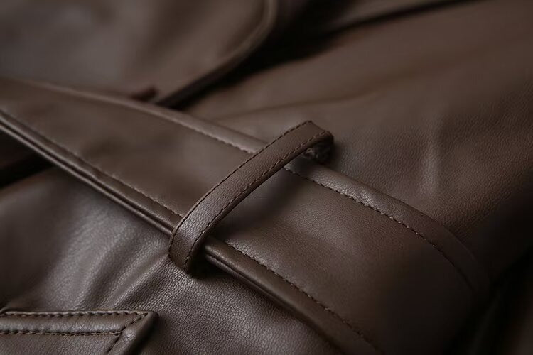 レディース コート ロングコート 合皮 フェイクレザー トレンチコート トレンチコート風 ウエストベルト付き シンプル 大人カジュアル ロング 長袖 Vネック ベルト ウエストマーク スリット バックスリット ポケット 前開き ボタン 大人可愛い きれいめ シンプル カジュアル モード 上品 おしゃれ かっこいい クール 主役級 存在感 シック 無地 お出かけ 休日 重ね着 体型カバー 脚長 普段使い レイヤード スタイリッシュ スタイルアップ XS S M L レッド コーヒーブラウン ブラック