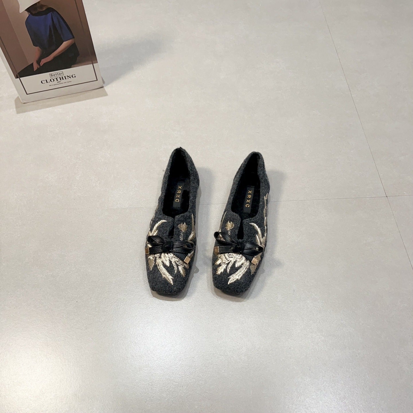 ダークグレー レディース スリッポン ローファー フラット スクエアトゥ 刺繍 リボン かわいい 大人可愛い 上品 おしゃれ かっこいい エレガント 主役級 存在感 柄 秋 冬 通勤 通学 デート お出かけ パーティー イベント リゾート 旅行 ホテル レストラン 休日 コーデ スタイル 高見え 格上げ モテ 22.5cm 23.0cm 23.5cm 24.0cm 24.5cm 25.0cm 25.5cm グレー