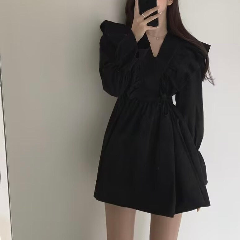 レディース ワンピース ミニ ショート 長袖 フリル袖 カシュクール フリルカラー フレア Aライン フェミニン フリル ウエストマーク ウエストリボン ハイウエスト かわいい 大人可愛い おしゃれ ガーリー エレガント ラブリー キュート ロリータ 都会的 ラグジュアリー クラシカル ロマンティック 無地 春 秋 デート お出かけ イベント レストラン 休日 美脚 脚長 清楚 トレンド 流行 インスタ映え S M L XL 2XL 小さいサイズ 大きいサイズ 白 ホワイト 黒 ブラック 茶色 ブラウン