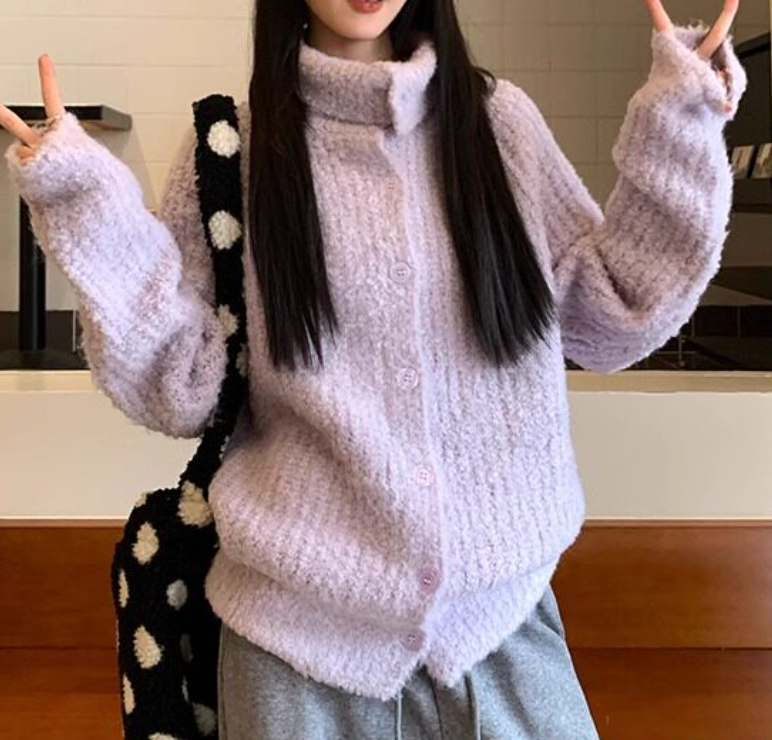 レディース セーター カーディガン 長袖 ハイネック 襟なし フェミニン リブ 前開き ボタン かわいい 大人可愛い きれいめ シンプル カジュアル 上品 おしゃれ こなれ感 ラフ 主役級 存在感 抜け感 都会的 無地 秋 冬 お出かけ お泊まり イベント リゾート 旅行 レストラン 女子会 休日 ホテル ショッピング カフェ 韓国 オルチャン 楽ちん 暖かい 防寒 体型カバー 普段使い 着回し モテ 清楚 トレンド インスタ映え フリーサイズ 大人カラー 春カラー パープル