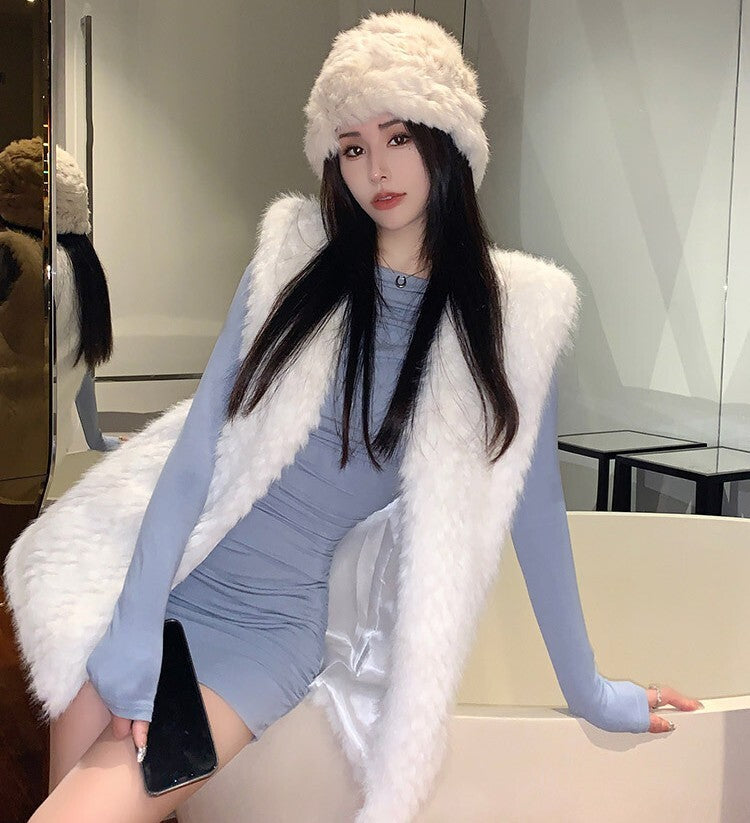 レディース ベスト 羽織 前開き ミディアム 袖なし ノースリーブ Vネック フェミニン フェイクファー かわいい 大人可愛い きれいめ シンプル 上品 おしゃれ こなれ感 存在感 キュート 都会的 ラグジュアリー 無地 秋 冬 誕生日 バレンタイン クリスマス ママ デート お出かけ パーティー イベント 旅行 レストラン 女子会 休日 ホテル ショッピング カフェ 普段使い 着回し ゆったり ゆる フリーサイズ グレー カーキ ベーシックカラー 大人カラー