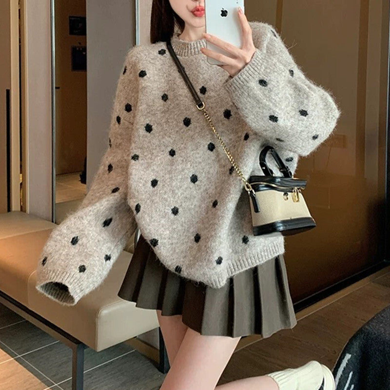 レディース トップス ニット セーター 長袖 ラウンドネック フェミニン かわいい 大人可愛い きれいめ シンプル カジュアル おしゃれ レトロ こなれ感 ガーリー 主役級 存在感 キュート ドット柄 水玉 秋 冬 デート お出かけ 公園 女子会 休日 韓国 オルチャン 暖かい 普段使い 着回し モテ 清楚 ゆったり ゆる フリーサイズ グレー アプリコット