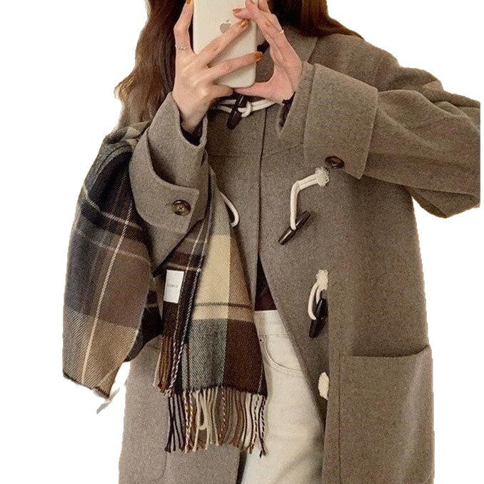 レディース コート 上着 羽織 前開き ロングコート 長袖 Vネック 襟付き フード ストレート Iライン ポケット 2way ボタン 薄手 大人可愛い きれいめ シンプル 上品 おしゃれ こなれ感 ラフ 個性的 エレガント 主役級 存在感 抜け感 都会的 無地 秋 冬 ロングシーズン ママ 通勤 通学 デート お出かけ 旅行 公園 女子会 韓国 オルチャン 楽ちん 暖かい 防寒 体型カバー 普段使い 着回し モテ トレンド 流行 インスタ映え S M L XL 2XL 大きいサイズ カーキ