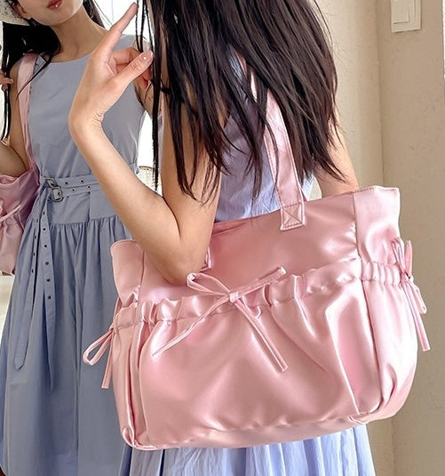 バッグ かばん 鞄 レディースバック ショルダーバッグ サテン リボン ファスナー 光沢 かわいい 大人可愛い きれいめ シンプル カジュアル 大人 上品 おしゃれ かっこいい レトロ 大人可愛い 大人女子 こなれ感 個性的 主役級 存在感 オールシーズン ベーシック ナチュラル キュート ガーリー 無地 レディース 女性用 ママ OL 通勤 オフィス 学生 通学 デート お出かけ 女子会 お泊まり 旅行 ランチ リゾート 休日 ショッピング イベント コンパ デイリー 普段使い トレンド モテ 高見え