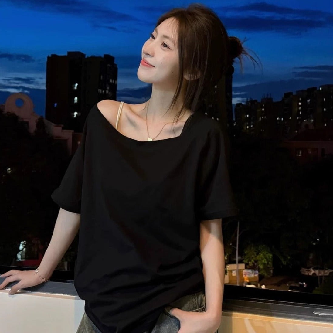 レディース Ｔシャツ オフショルダーＴシャツ オフショルダートップス オフショルＴシャツ トップス カットソー プルオーバー オフショルデザイン 半袖 かわいい 大人可愛い シンプル カジュアル おしゃれ かっこいい こなれ感 ラフ ルーズ 主役級 存在感 抜け感 ナチュラル 無地 春 夏 デート お出かけ リゾート 旅行 海 プール 公園 女子会 休日 ショッピング カフェ お家時間 体型カバー 普段使い 着回し 定番 スタイルアップ スタイリッシュ S M L XL グレー ブラック ネイビーブルー