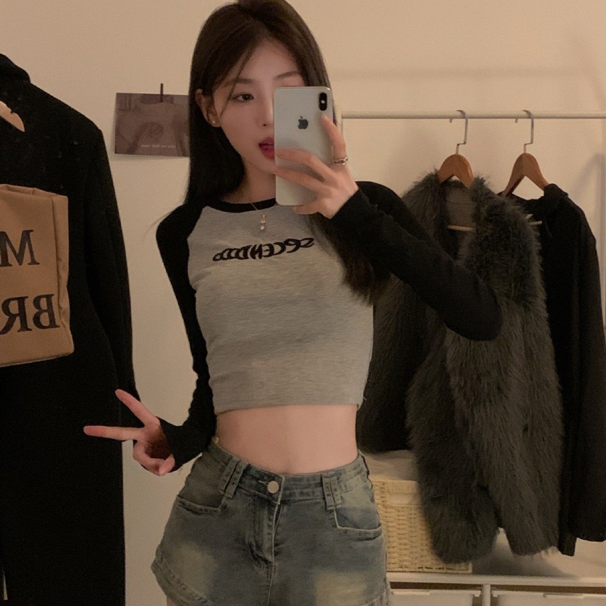レディース トップス Tシャツ 長袖 スリム 秋 きれいめ 通勤 ショート ラウンドネック 刺繍 学生 上品 シャツ ポリエステル
