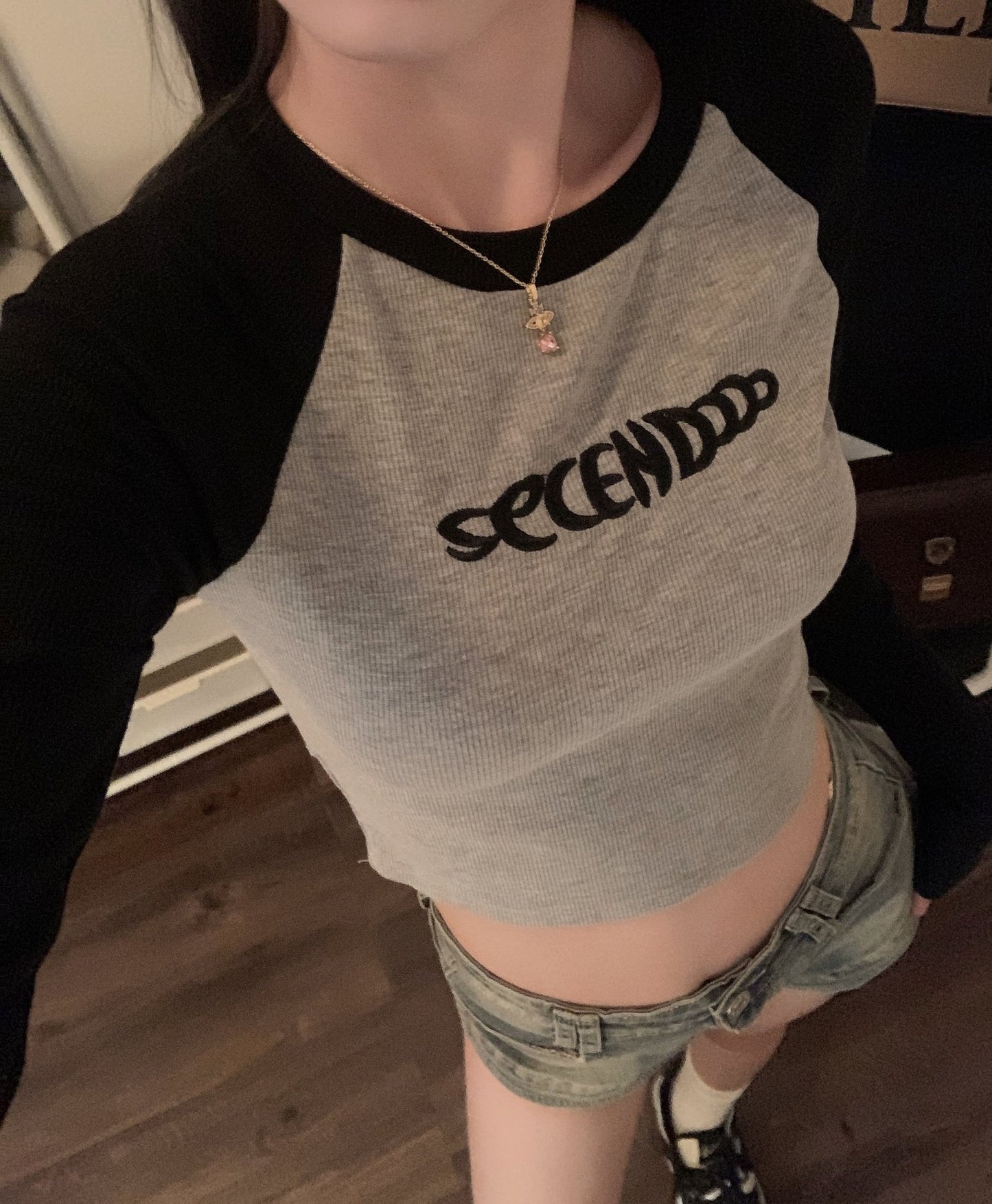 レディース トップス Tシャツ 長袖 スリム 秋 きれいめ 通勤 ショート ラウンドネック 刺繍 学生 上品 シャツ ポリエステル