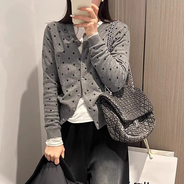 レディース トップス ニット カーディガン 長袖 クルーネック 襟なし ストレート フェミニン 前開き ボタン 配色 かわいい 大人可愛い きれいめ シンプル カジュアル 上品 おしゃれ こなれ感 抜け感 キュート ドット柄 水玉 春 秋 冬 ロングシーズン ママ 学校 通学 デート お出かけ イベント 旅行 公園 女子会 休日 ショッピング ライブ お花見 モノトーン 重ね着 韓国 オルチャン コーデ 普段使い 着回し レイヤード 清楚 フリーサイズ 黒 ブラック グレー ベーシックカラー 大人カラー