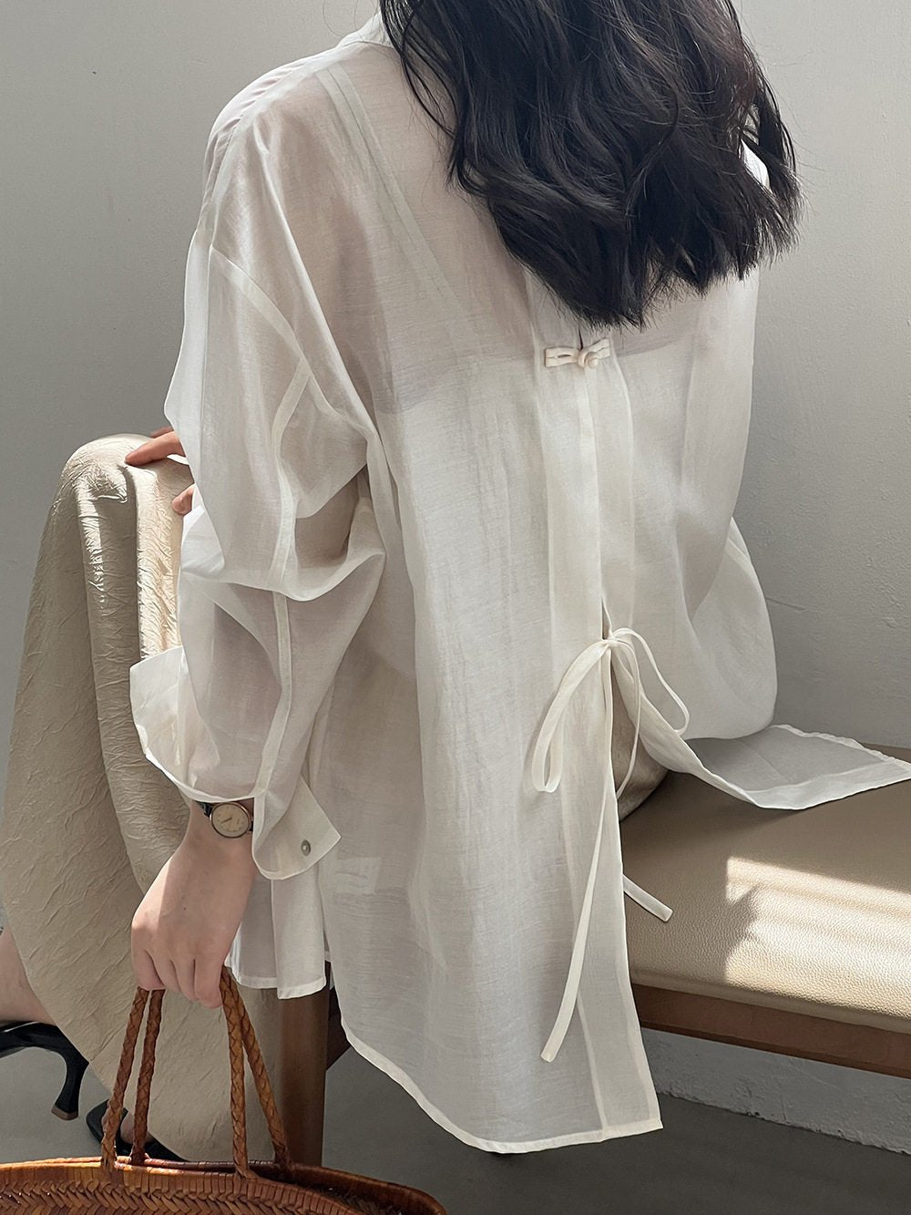 レディース シャツ ジャケット 長袖 春夏 きれいめ 通勤 前開き 春 白 夏 タイト 細身 薄手 スリット 襟付き タイ 都会的 レギュラー ボタン ポリエステル 着痩せ UVカット