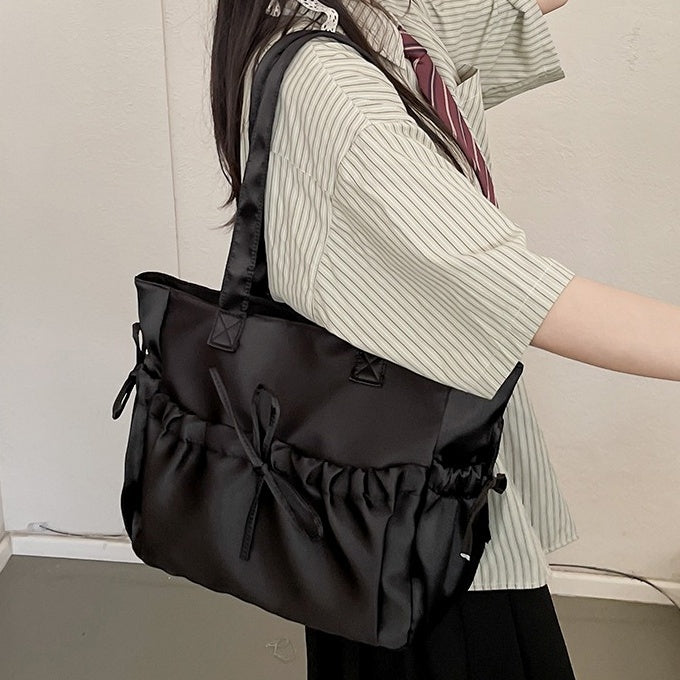 バッグ かばん 鞄 レディースバック ショルダーバッグ サテン リボン ファスナー 光沢 かわいい 大人可愛い きれいめ シンプル カジュアル 大人 上品 おしゃれ かっこいい レトロ 大人可愛い 大人女子 こなれ感 個性的 主役級 存在感 オールシーズン ベーシック ナチュラル キュート ガーリー 無地 レディース 女性用 ママ OL 通勤 オフィス 学生 通学 デート お出かけ 女子会 お泊まり 旅行 ランチ リゾート 休日 ショッピング イベント コンパ デイリー 普段使い トレンド モテ 高見え
