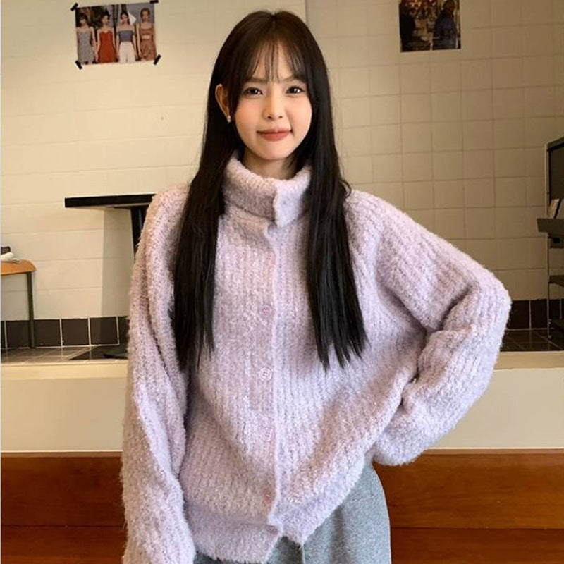 レディース セーター カーディガン 長袖 ハイネック 襟なし フェミニン リブ 前開き ボタン かわいい 大人可愛い きれいめ シンプル カジュアル 上品 おしゃれ こなれ感 ラフ 主役級 存在感 抜け感 都会的 無地 秋 冬 お出かけ お泊まり イベント リゾート 旅行 レストラン 女子会 休日 ホテル ショッピング カフェ 韓国 オルチャン 楽ちん 暖かい 防寒 体型カバー 普段使い 着回し モテ 清楚 トレンド インスタ映え フリーサイズ 大人カラー 春カラー パープル