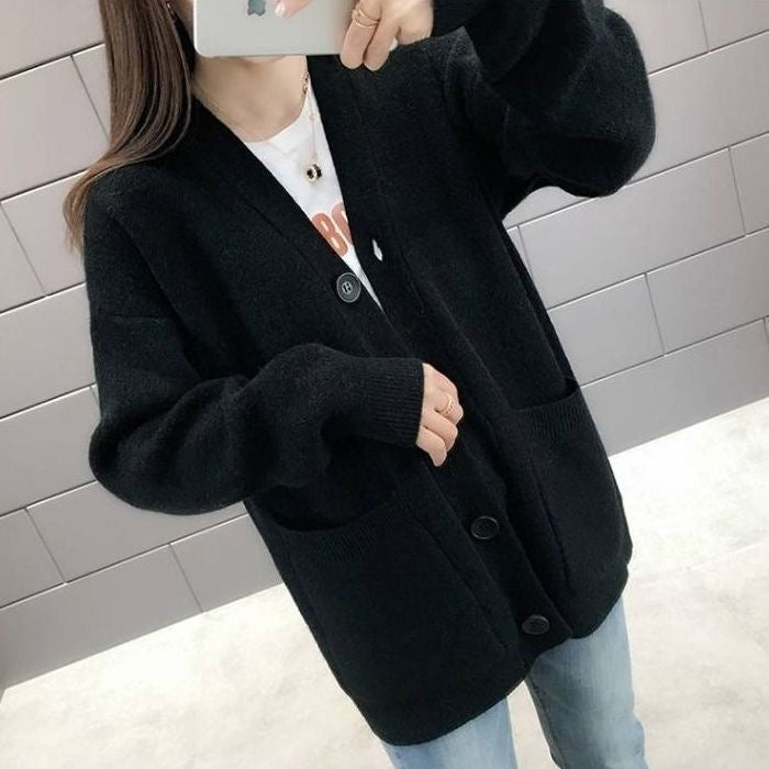 レディース セーター カーディガン 長袖 ドロップショルダー 萌袖 Vネック オーバーサイズ ボタン きれいめ シンプル カジュアル こなれ感 ルーズ ベーシック プレッピー ナチュラル 無地 春 秋 冬 ロングシーズン ママ 学生 学校 通学 デート お出かけ お泊まり アウトドア キャンプ 公園 女子会 休日 ショッピング お花見 コーデ 楽ちん 体型カバー 普段使い 着回し 定番 フリーサイズ 黒 紫 グレー 黄色 オフホワイト ベージュ ピンク 水色 レッド ベーシックカラー 大人カラー 春カラー