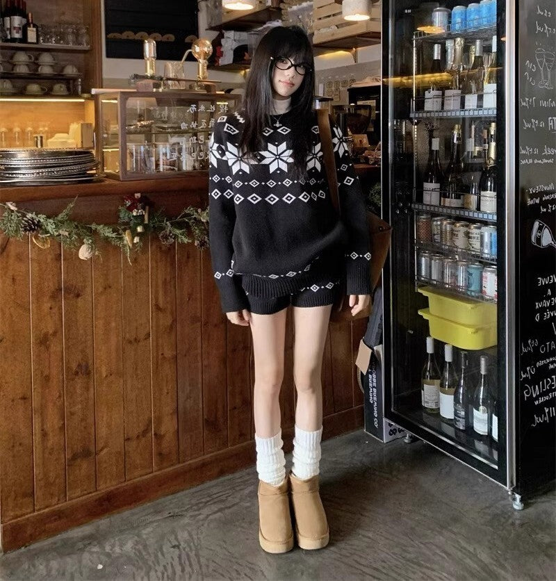 レディース トップス パンツ ボトムス ニット セーター プルオーバー セットアップ ミディアム ショートパンツ ショート 膝上 長袖 ドロップショルダー クルーネック 襟なし オーバーサイズ 編み込み 伸縮性 かわいい 大人可愛い シンプル カジュアル 上品 おしゃれ レトロ こなれ感 ラフ 存在感 抜け感 カントリー ナチュラル ノルディック 秋 冬 クリスマス 学生 学校 通学 デート お出かけ イベント 旅行 休日 ライブ カフェ 脚長 普段使い 着回し インスタ映え S M L ゆったり