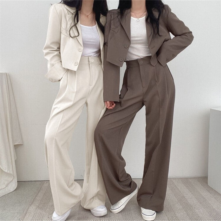 レディース トップス ジャケット パンツ ボトムス コート 上着 羽織 前開き ショート 長袖 襟付き ストレート Iライン ポケット ハイウエスト 大人可愛い きれいめ シンプル 上品 おしゃれ こなれ感 個性的 エレガント 主役級 存在感 都会的 無地 春 秋 冬 ロングシーズン ママ 通勤 デート お出かけ 女子会 韓国 オルチャン 暖かい 防寒 体型カバー 普段使い 着回し モテ 流行 インスタ映え S M L XL 2XL 3XL ゆったり ゆる 白 ホワイト 黒 ブラック