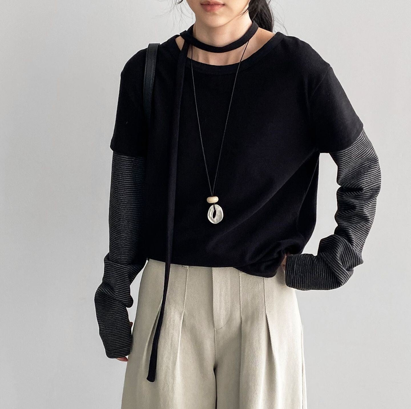 レディース トップス ロンT Tシャツ ミドル丈 長袖 ドロップショルダー 萌袖 ラウンドネック 襟なし 切り替え ストリート 切り替えデザイン ドッキング シンプル カジュアル おしゃれ かっこいい こなれ感 ラフ メンズライク ボーイッシュ クール 抜け感 ベーシック 無地 ボーダー 春 秋 ママ 学生 学校 通学 お出かけ アウトドア 旅行 公園 女子会 休日 ショッピング ライブ モノトーン ランチ お家時間 韓国 オルチャン コーデ 普段使い 着回し ゆったり フリーサイズ 黒 ブラック