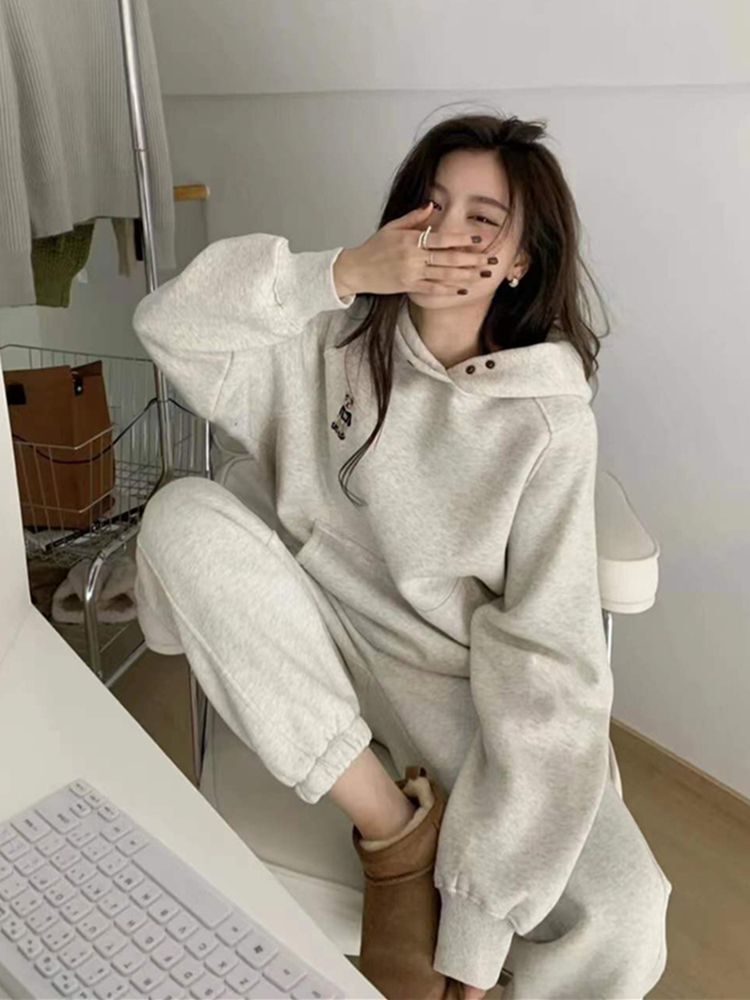 レディース トップス パンツ ボトムス パーカー セットアップ ワイドパンツ ロング 長袖 ドロップショルダー フード ワイド 裾ワイド ポケット ハイウエスト ウエストゴム スウェット 大人可愛い おしゃれ かっこいい こなれ感 ラフ 個性的 主役級 存在感 春 秋 冬 ロングシーズン ママ デート お出かけ お泊まり 旅行 ジム 公園 女子会 韓国 オルチャン 楽ちん 体型カバー 普段使い インスタ映え S M L XL 大きいサイズ ゆったり ゆる グレー
