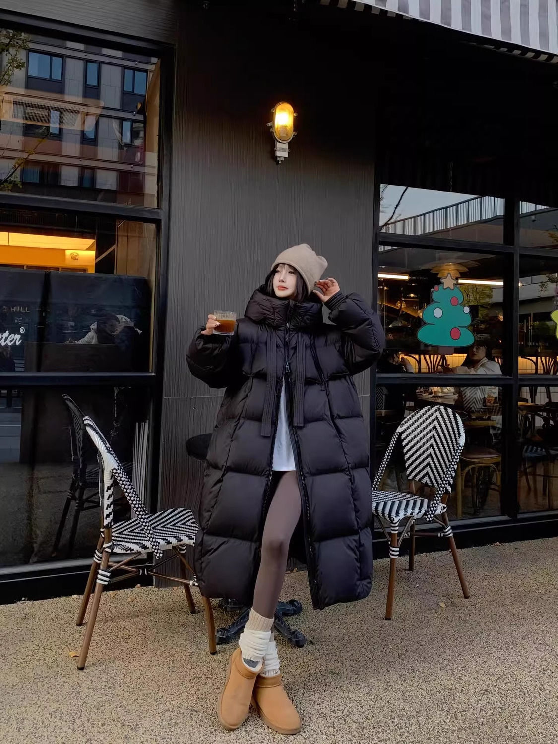 レディース コート ダウン アウター 上着 ロングコート ダウンコート ロング 長袖 ハイネック フード ストレート Iライン ポケット 前開き 大人可愛い きれいめ シンプル カジュアル おしゃれ こなれ感 個性的 主役級 存在感 抜け感 都会的 無地 秋 冬 入学式 ロングシーズン ママ オフィス ビジネス 通勤 通学 デート お出かけ 旅行 レストラン 女子会 合コン 楽ちん 暖かい 防寒 体型カバー 普段使い 着回し 流行 インスタ映え 定番 M L XL 大きいサイズ 白 ホワイト 黒 ブラック