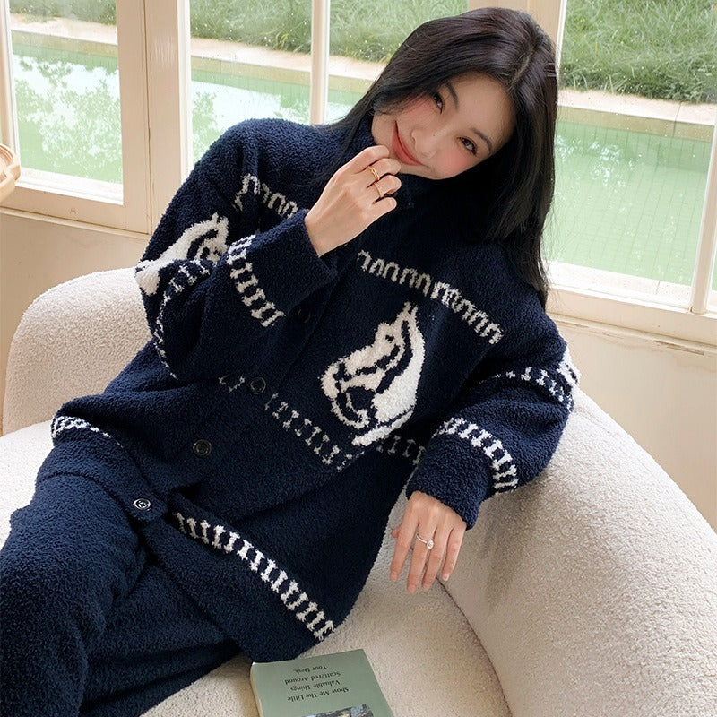 レディース メンズ トップス 上着 ボトムス パンツ ２点セット 上下セット ルームウェア 前開き かわいい 大人可愛い シンプル カジュアル おしゃれ こなれ感 ラフ ルーズ 主役級 存在感 抜け感 キュート ナチュラル 秋 冬 ペア カップル デート お出かけ お泊まり 女子会 休日 ホテル ショッピング カフェ お家時間 散歩 重ね着 お揃い 双子 韓国 オルチャン コーデ 楽ちん 暖かい プレゼント 体型カバー 普段使い 着回し レイヤード インスタ映え フリーサイズ ワンサイズ ネイビーブルー