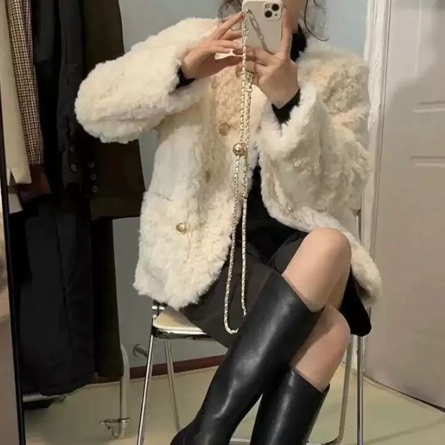 レディース アウター 上着 ファー ボアジャケット フェミニン もこもこ かわいい 大人可愛い シンプル カジュアル おしゃれ こなれ感 ラフ ガーリー とろみ感 抜け感 ラブリー キュート 都会的 ラグジュアリー 無地 秋 冬 通勤 通学 デート お出かけ パーティー レストラン 公園 女子会 休日 ホテル ショッピング カフェ 重ね着 韓国 オルチャン コーデ 楽ちん 体型カバー プチプラ 普段使い 着回し モテ トレンド 流行 インスタ映え 定番 S M L ホワイト 大人カラー 秋カラー