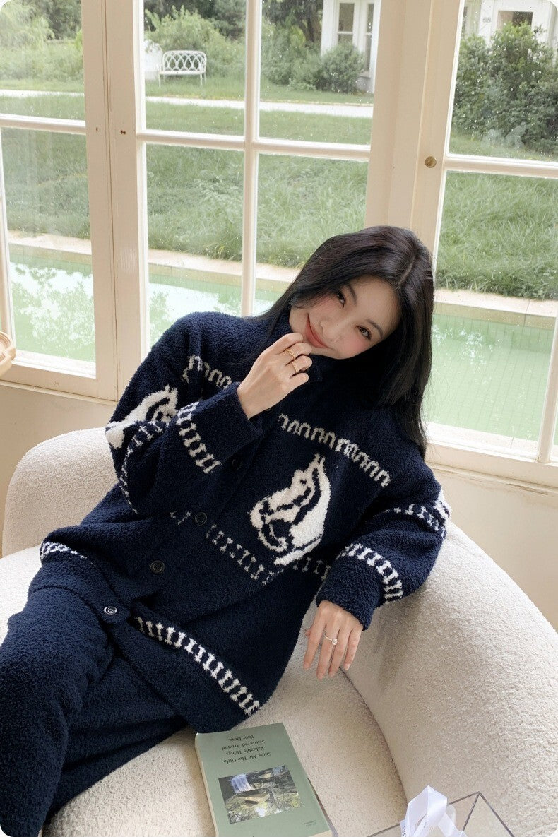 レディース メンズ トップス 上着 ボトムス パンツ ２点セット 上下セット ルームウェア 前開き かわいい 大人可愛い シンプル カジュアル おしゃれ こなれ感 ラフ ルーズ 主役級 存在感 抜け感 キュート ナチュラル 秋 冬 ペア カップル デート お出かけ お泊まり 女子会 休日 ホテル ショッピング カフェ お家時間 散歩 重ね着 お揃い 双子 韓国 オルチャン コーデ 楽ちん 暖かい プレゼント 体型カバー 普段使い 着回し レイヤード インスタ映え フリーサイズ ワンサイズ ネイビーブルー