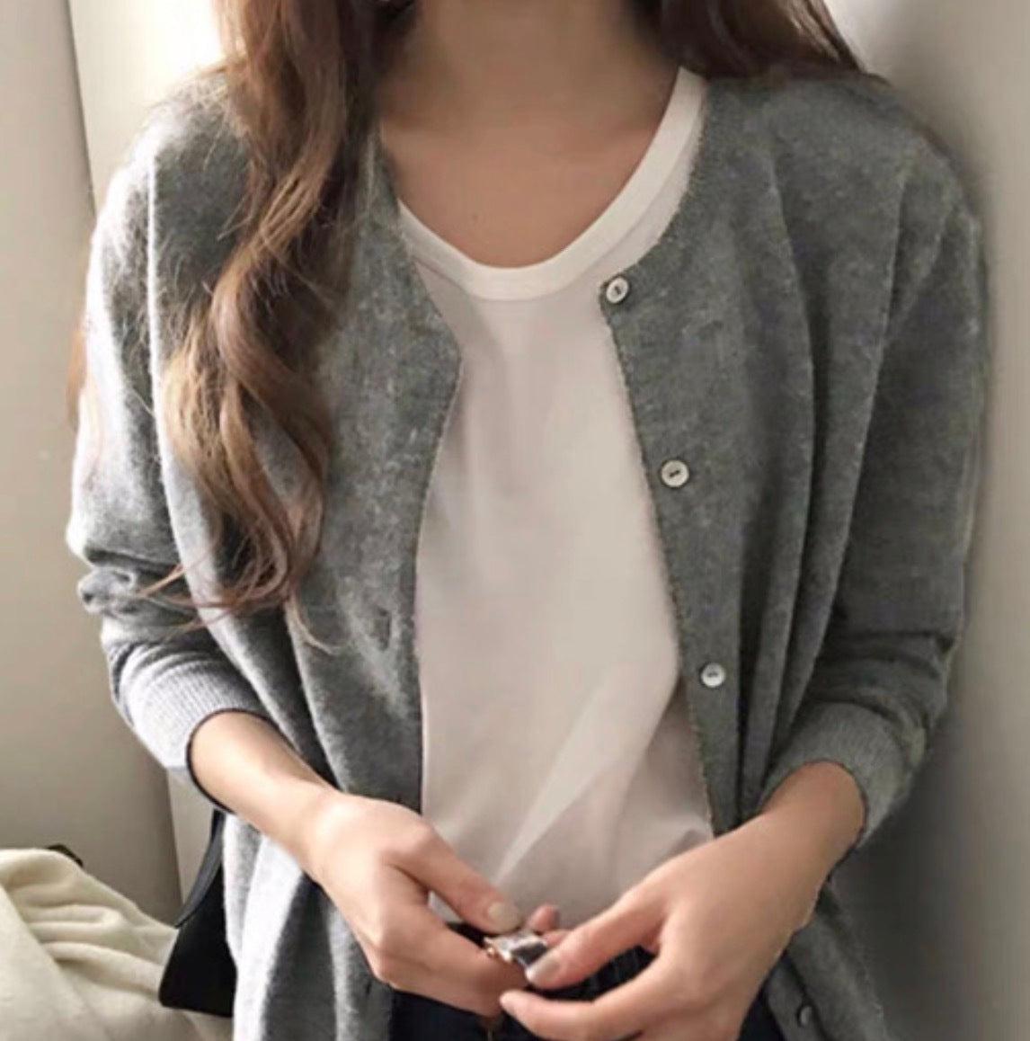 レディース トップス ニット カーディガン  デート 上着 ミディアム丈 袖あり 長袖 ラウンドネック クルーネック 襟なし フレア スマート 前開き ニット かわいい 大人可愛い きれいめ シンプル カジュアル 上品 おしゃれ お洒落 レトロ 大人女子 こなれ感 ラフ ラブリー キュート ガーリー 個性的 クール モード系 エレガント モダン 主役級 存在感 抜け感 お出かけ 女子会 休日 旅行 着回し 普段使い ファッション コーデ スタイル モテ 定番 トレンド インスタ映え 色展開