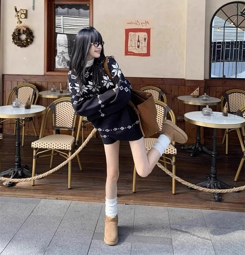 レディース トップス パンツ ボトムス ニット セーター プルオーバー セットアップ ミディアム ショートパンツ ショート 膝上 長袖 ドロップショルダー クルーネック 襟なし オーバーサイズ 編み込み 伸縮性 かわいい 大人可愛い シンプル カジュアル 上品 おしゃれ レトロ こなれ感 ラフ 存在感 抜け感 カントリー ナチュラル ノルディック 秋 冬 クリスマス 学生 学校 通学 デート お出かけ イベント 旅行 休日 ライブ カフェ 脚長 普段使い 着回し インスタ映え S M L ゆったり