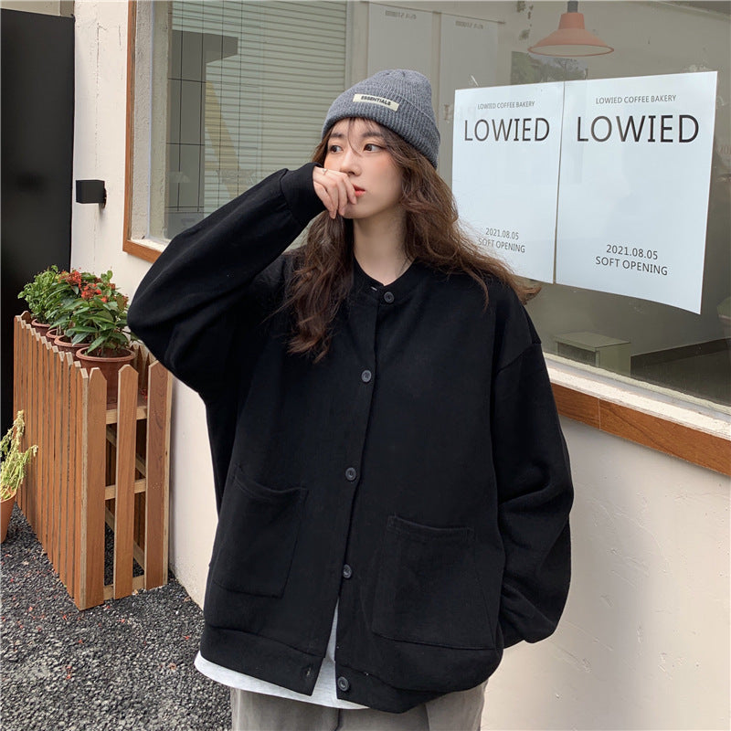 レディース トップス カーディガン スウェット 羽織 前開き ミドル丈 長袖 ドロップショルダー クルーネック 襟なし ワイド オーバーサイズ ポケット ボタン かわいい 大人可愛い シンプル カジュアル おしゃれ こなれ感 ルーズ キュート ベーシック ナチュラル 無地 春 秋 ママ 通勤 学生 学校 通学 デート お出かけ 旅行 公園 女子会 休日 ショッピング お花見 カフェ 重ね着 普段使い 着回し レイヤード ゆったり ゆる ビック フリーサイズ ホワイト ブラック ライトグレー 春カラー