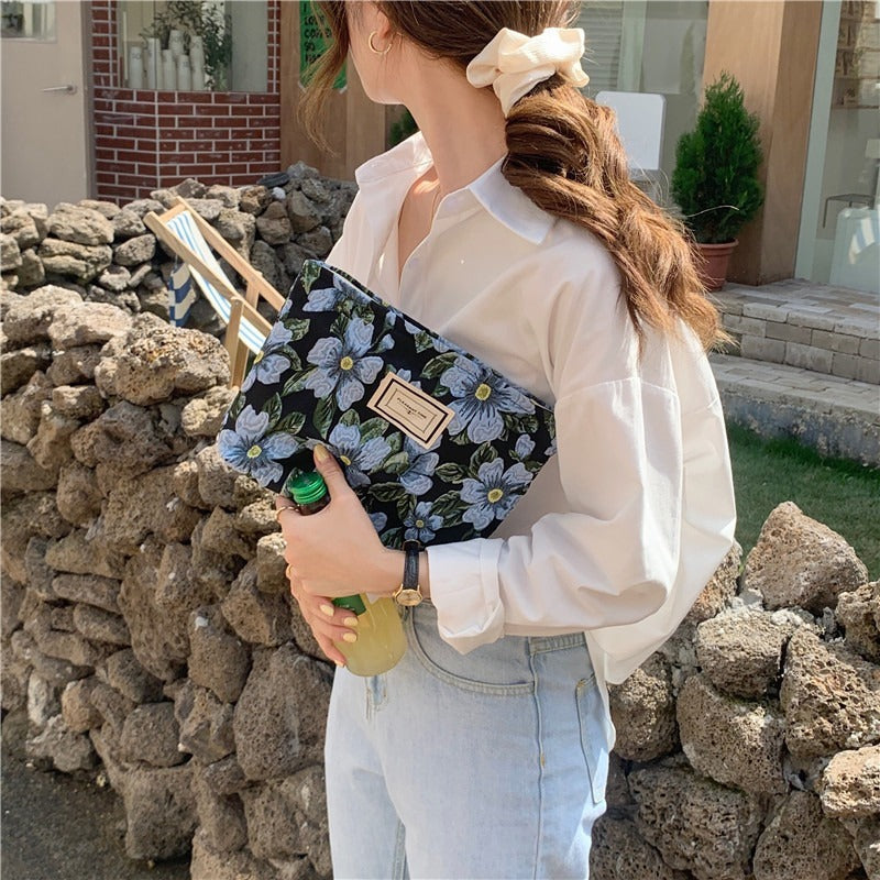 バッグ ポーチ 花柄 フラワー フラワープリント 大人可愛い 華やか ハンドバッグ トート 手持ち ミニバッグ ミニ コンパクトウォレット かわいい 大人可愛い シンプル カジュアル お洒落 レトロ こなれ感 ラフ キュート ガーリー 主役級 存在感 抜け感 フェミニン 柄 デート お出かけ 旅行 お買い物 女子会 休日 普段使い 双子 韓国 コーデ スタイル 春 夏 秋 冬 シーズンレス 小さめ 小さい バゲットバッグ ブルーポーチ ブラックポーチ