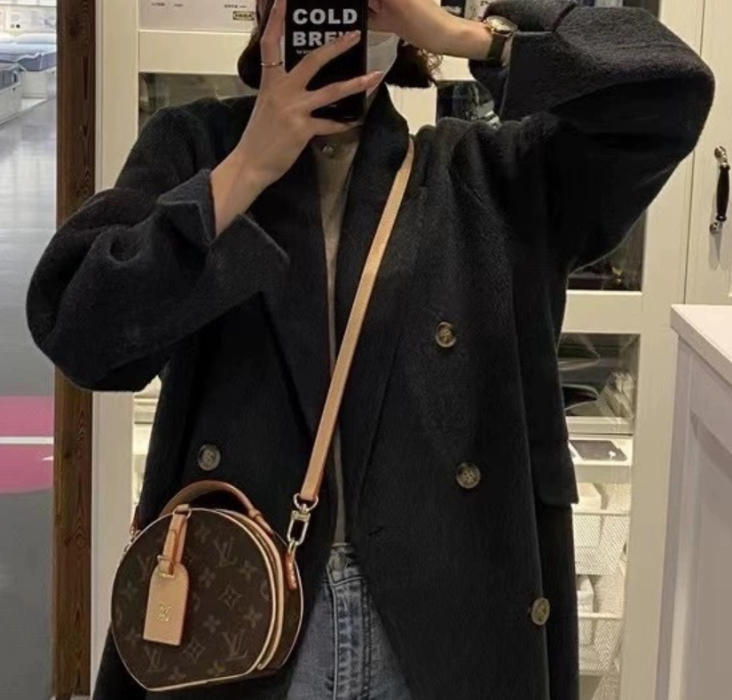 レディース コート アウター 上着 ロングコート ダブルボタン ロング 長袖 Vネック Iライン かわいい 大人可愛い きれいめ シンプル カジュアル 上品 おしゃれ こなれ感 モード系 主役級 存在感 抜け感 都会的 無地 秋 冬 通勤 デート お出かけ お泊まり パーティー イベント リゾート 旅行 レストラン 女子会 休日 バカンス ホテル ショッピング カフェ 暖かい 防寒 体型カバー 普段使い S M 白 ホワイト 黒 ブラック 茶色 ブラウン グレー