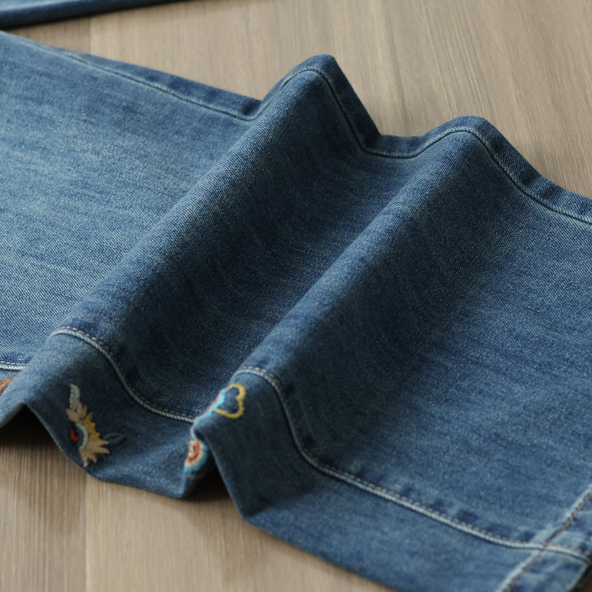 レディース パンツ ボトムス デニム Gパン ストレートパンツ ワイドパンツ デニムパンツ 刺繍 ポケット ウエストゴム アメカジ かわいい 大人可愛い シンプル カジュアル 上品 おしゃれ レトロ こなれ感 ラフ キュート ベーシック ナチュラル 無地 春 夏 秋 冬 オールシーズン シーズンレス ママ 学生 学校 通学 デート お出かけ アウトドア 旅行 公園 女子会 休日 高原 ガーデン ショッピング お花見 カフェ ランチ お家時間 楽ちん 体型カバー 普段使い 着回し M L XL ブルー