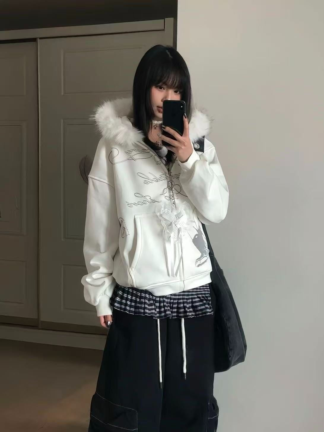 レディース トップス パーカー スウェット 羽織 前開き 長袖 ドロップショルダー 萌袖 フード オーバーサイズ  フェミニン ファスナー ポケット フェイクファー かわいい 大人可愛い きれいめ シンプル カジュアル 上品 おしゃれ こなれ感 ガーリー 抜け感 ベーシック プリント 春 秋 学生 学校 通学 お出かけ お泊まり 休日 高原 ガーデン ショッピング カフェ ランチ 普段使い 着回し 定番 M L XL 2XL 大きいサイズ ゆったり 白 ホワイト