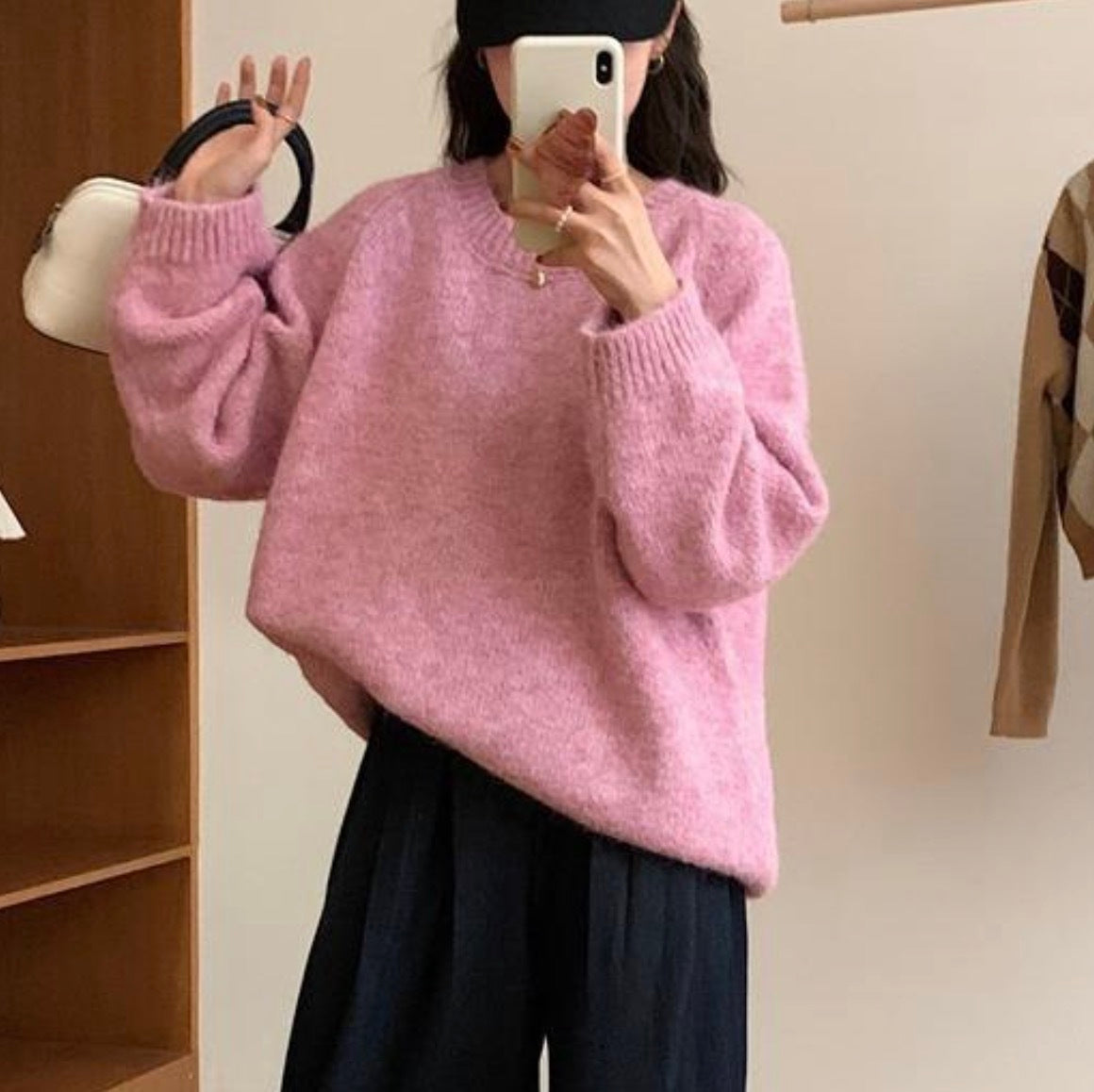レディース トップス ニット セーター  デート ニットソー 白トップス ミディアム丈 袖あり 長袖 ボリューム袖 萌袖 ラウンドネック クルーネック 襟なし ワイド かわいい 大人可愛い きれいめ シンプル カジュアル 上品 おしゃれ お洒落 レトロ 大人女子 こなれ感 ラフ ラブリー キュート ガーリー 個性的 クール モード系 エレガント モダン 主役級 存在感 抜け感 お出かけ 女子会 休日 旅行 着回し 普段使い ファッション コーデ スタイル モテ 定番 トレンド インスタ映え 色展開