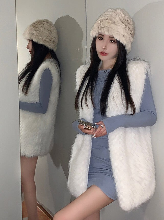 レディース ベスト 羽織 前開き ミディアム 袖なし ノースリーブ Vネック フェミニン フェイクファー かわいい 大人可愛い きれいめ シンプル 上品 おしゃれ こなれ感 存在感 キュート 都会的 ラグジュアリー 無地 秋 冬 誕生日 バレンタイン クリスマス ママ デート お出かけ パーティー イベント 旅行 レストラン 女子会 休日 ホテル ショッピング カフェ 普段使い 着回し ゆったり ゆる フリーサイズ グレー カーキ ベーシックカラー 大人カラー