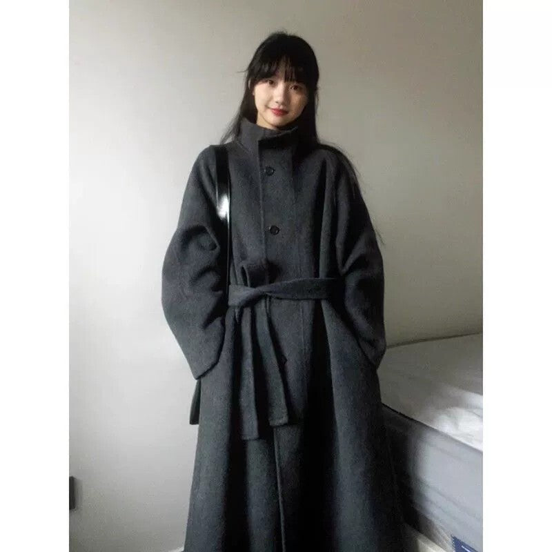 レディース コート アウター 上着 ロングコート 膝下 ミモレ ミドル丈 長袖 スタンドカラー ワイド ベルト ウエストマーク ポケット 前開き ボタン コンサバ 大人可愛い きれいめ シンプル カジュアル 上品 おしゃれ こなれ感 クール エレガント 抜け感 シック 無地 秋 冬 ママ OL 通勤 学生 学校 通学 デート お出かけ 旅行 レストラン 女子会 休日 ホテル ショッピング カフェ モノトーン 普段使い 着回し S M L XL 2XL 大きいサイズ ゆったり 黒 ブラック ダークグレー