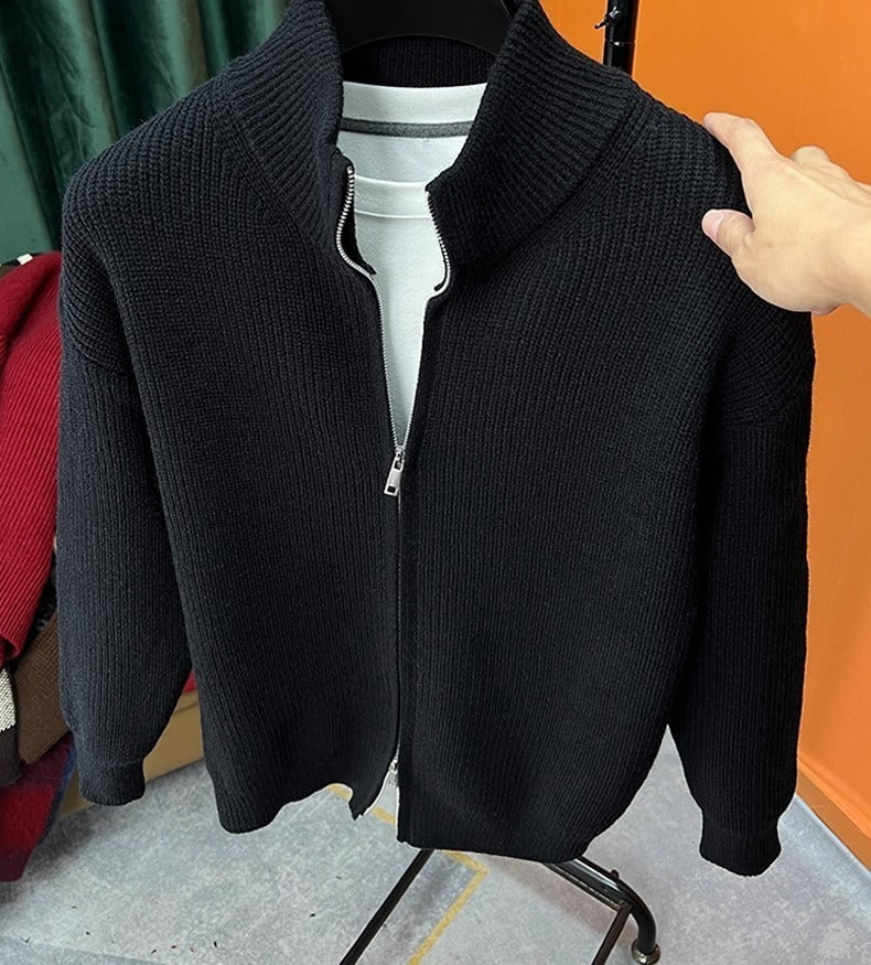 トップス カーディガン ニットカーディガン 長袖 ハイネック 前開き ファスナー ミディアム丈 シンプル レトロ おしゃれ かっこいい カッコイイ 格好いい カジュアル こなれ感 個性的 主役級 存在感 レトロ ラフ ルーズ 抜け感 秋 冬 ベーシック ナチュラル クール スポーティー 無地 男性用 メンズ サラリーマン パパ 学生 通学 デート お出かけ 旅行 休日 アウトドア カフェ ショッピング 普段使い デイリー 着回し 重ね着 M L XL 2XL 3XL トレンド モテ 高見え 高級感