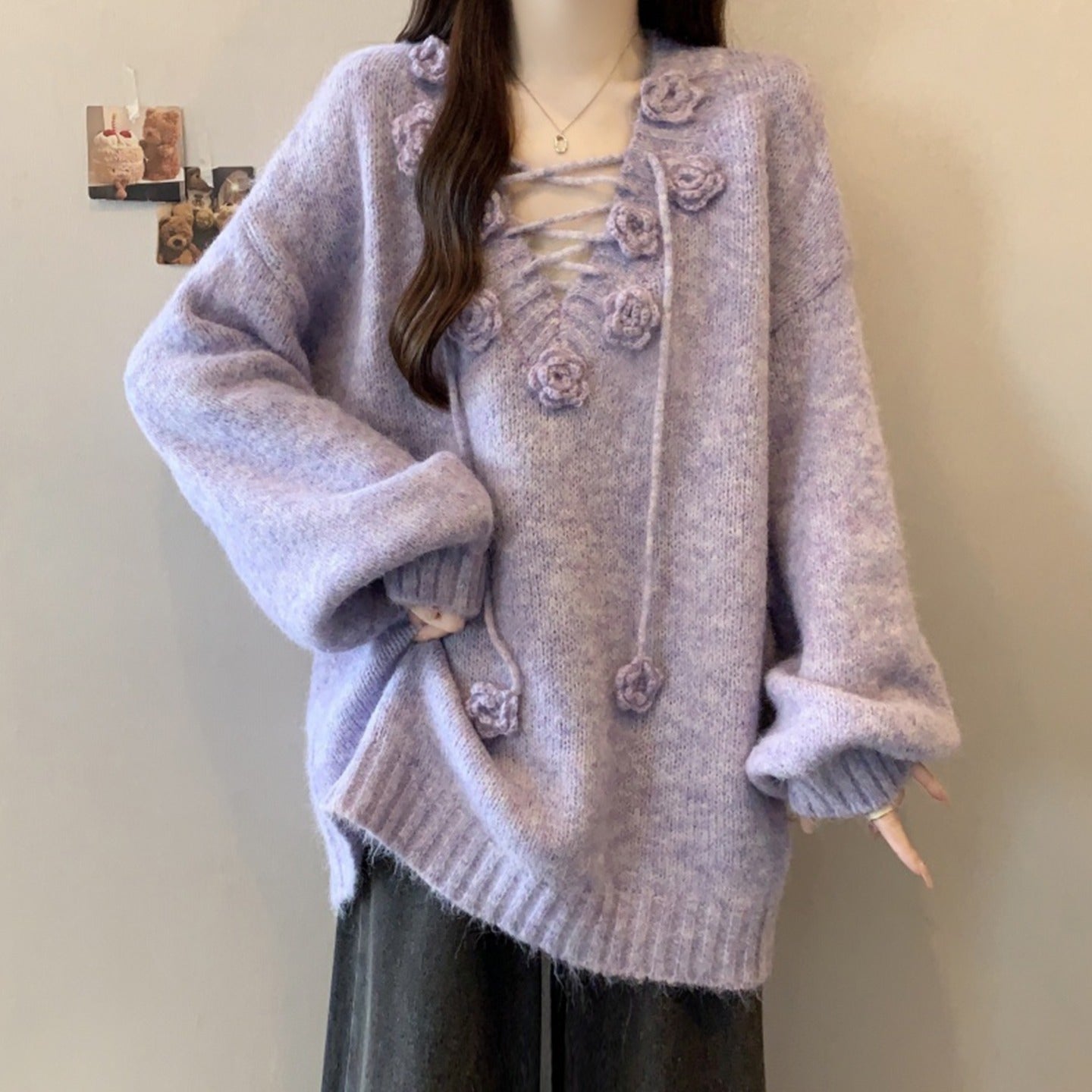 レディース トップス セーター ニット フラワー フラワーモチーフ フラワーモチーフ付き 編み上げ リボン プルオーバー ざっくり編み ゆったりシルエット 長袖 ドロップショルダー 萌袖 ワイド フェミニン かわいい 大人可愛い シンプル カジュアル おしゃれ こなれ感 ラフ ガーリー 主役級 存在感 抜け感 キュート ロマンティック ナチュラル 無地 秋 冬 デート お出かけ イベント 女子会 休日 ショッピング カフェ お家時間 重ね着 普段使い 着回し レイヤード ゆったり フリーサイズ ワンサイズ