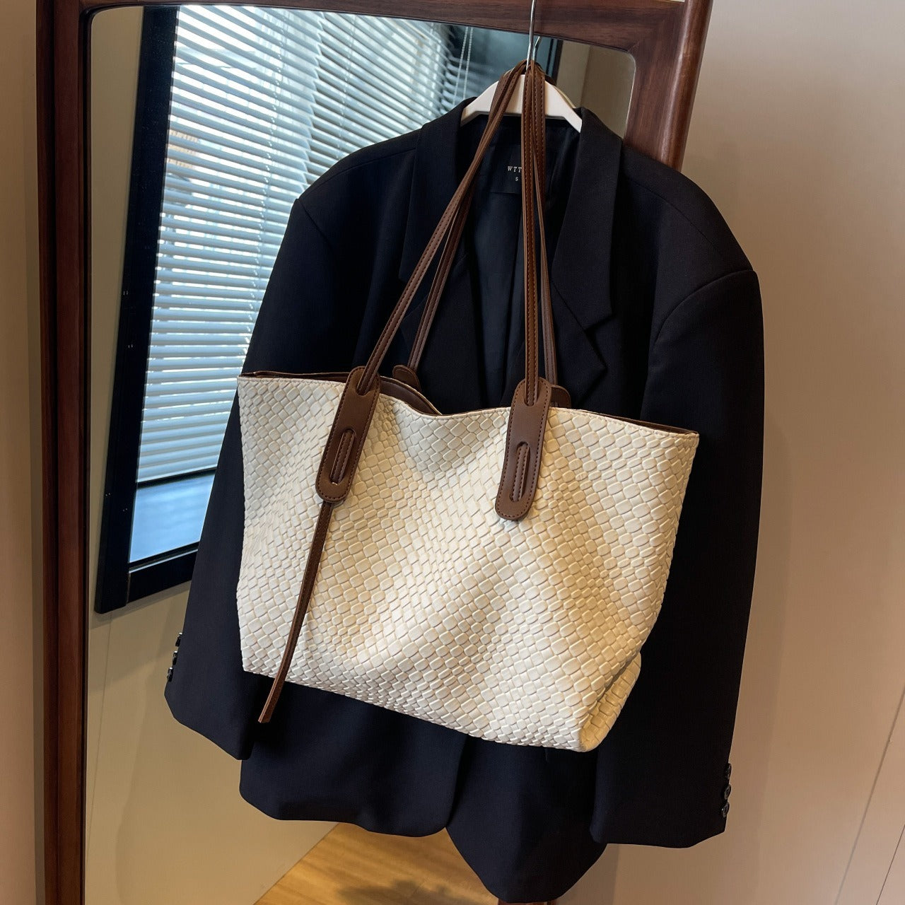バッグ かばん 鞄 レディースバック トートバッグ 大容量 便利 軽量 編み込みバッグ かわいい 大人可愛い きれいめ シンプル カジュアル 大人 上品 おしゃれ かっこいい レトロ 大人可愛い 大人女子 こなれ感 個性的 主役級 存在感 オールシーズン ベーシック ナチュラル エレガント 無地 レディース 女性用 ママ OL 通勤 オフィス 学生 通学 デート お出かけ 女子会 お泊まり 旅行 ランチ リゾート 休日 ショッピング イベント コンパ デイリー 普段使い トレンド モテ 高見え 高級感