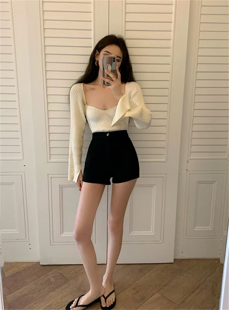 レディース パンツ ボトムス ショートパンツ デニムパンツ タイト ポケット ハイウエスト ボタン 伸縮性 かわいい シンプル カジュアル おしゃれ かっこいい スポーティー ガーリー クール 存在感 ベーシック 無地 春 夏 ロングシーズン 通勤 学生 デート お出かけ お泊まり アウトドア キャンプ リゾート 旅行 ビーチ 公園 女子会 休日 バカンス ショッピング ライブ カフェ 普段使い 着回し モテ トレンド 定番 XS S M L XL 2XL 小さいサイズ 大きいサイズ 黒 ベーシックカラー