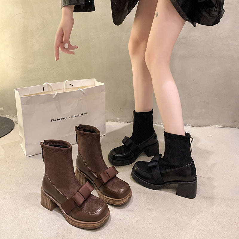レディース ブーツ ショートブーツ 5cm ミドルヒール リボン 防寒 暖かい 美脚 脚長 かわいい 大人可愛い シンプル カジュアル 上品 おしゃれ 主役級 存在感 クラシック フェミニン 無地 秋 冬 無地 デート お出かけ パーティー イベント 旅行 ホテル レストラン 休日 デイリー 普段使い 韓国 コーデ 高見え 格上げ モテ 22.5cm 23.0cm 23.5cm 24.0cm 24.5cm 25.0cm 黒 茶色 ブラック ブラウン