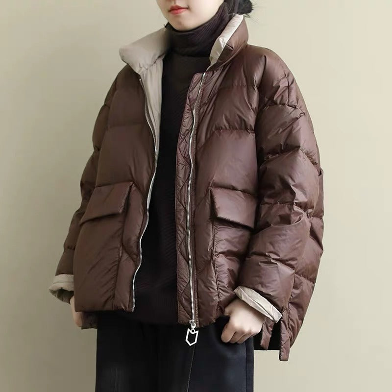 レディース ジャケット コート ダウン アウター ダウンコート ショート 長袖 スタンドカラー ファスナー ポケット バイカラー シンプル カジュアル おしゃれ ラフ ボーイッシュ スポーティー ルーズ 主役級 存在感 ベーシック アクティブ 無地 冬 クリスマス バレンタイン OL 通勤 デート お出かけ アウトドア イベント 旅行 公園 女子会 休日 高原 ガーデン ショッピング コンサート カフェ ランチ 暖かい 防寒 普段使い 着回し 定番 S M 茶色 ブラウン