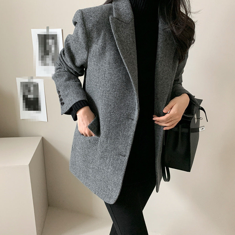レディース ジャケット コート スーツ アウター 上着 ウール 羽織 前開き ミディアム ジャケットコート ミドル丈 長袖 Vネック 襟付き ストレート フォーマル スマート ポケット コンサバ ボタン きれいめ シンプル カジュアル 上品 おしゃれ かっこいい こなれ感 クール かっちり 都会的 シック 無地 ヘンリーボーン 秋 冬 入学式 入園式 卒業式 卒園式 20代 30代 40代 オフィス OL 通勤 お出かけ レストラン ホテル ショッピング コーデ 流行 S M L XL ブラウン グレー