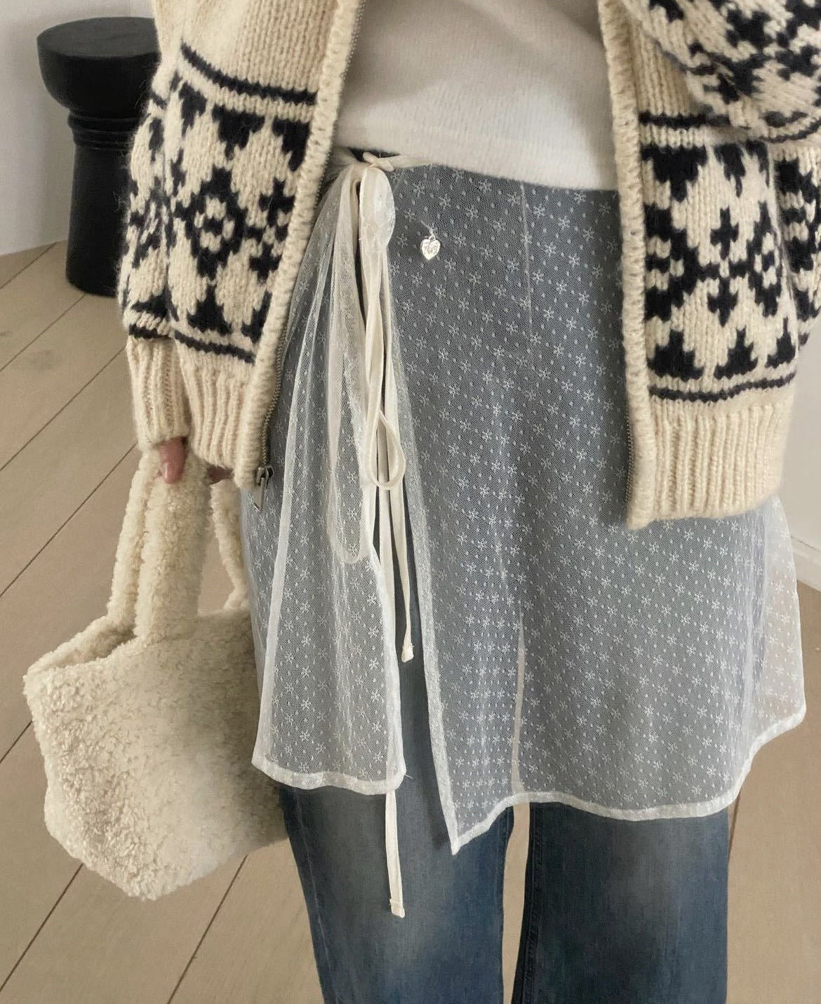 レディース スカート ミディアム レーススカート ショート 膝丈 膝上 レース リボン ウエストリボン 透け感 シースルー シアー かわいい カジュアル おしゃれ ラフ ガーリー 個性的 存在感 ラブリー キュート ナチュラル 花柄 春 夏 秋 冬 オールシーズン ロングシーズン 学生 学校 通学 デート お出かけ 旅行 女子会 休日 ショッピング ライブ お花見 カフェ 重ね着 体型カバー 着回し モテ 清楚 トレンド 流行 フリーサイズ 白 春カラー
