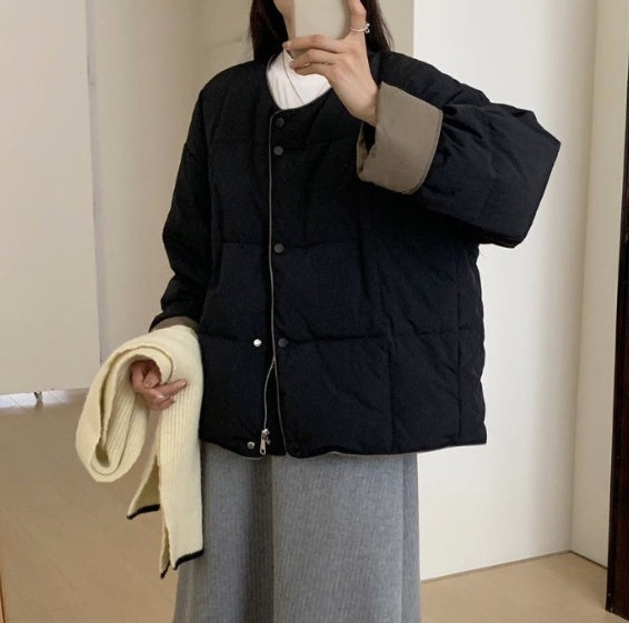 レディース ジャケット アウター 上着 ダウンジャケット 長袖 ラウンドネック ノーカラー ファスナー ポケット ハイウエスト 前開き ボタン 薄手 きれいめ シンプル カジュアル 上品 おしゃれ こなれ感 スポーティー クール ベーシック アクティブ ナチュラル 無地 秋 冬 お出かけ アウトドア キャンプ 旅行 公園 休日 高原 ガーデン 暖かい 防寒 着回し トレンド 流行 定番 S M 黒 ブラック 茶色 ブラウン グレー 黄色 イエロー オフホワイト ライトブルー ロイヤルブルー 春カラー