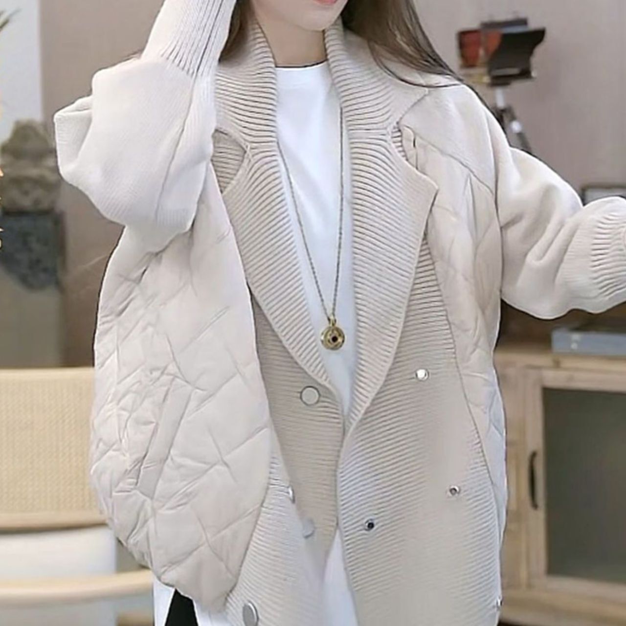 レディース ジャケット ブルゾン アウター 上着 キルティングコート 襟付き 切り替え フェミニン 大人可愛い シンプル カジュアル おしゃれ レトロ こなれ感 ラフ クール エレガント かっちり 都会的 ラグジュアリー ベーシック 秋 冬 通勤 通学 お出かけ 旅行 公園 休日 ショッピング 重ね着 韓国 オルチャン コーデ 楽ちん 暖かい 防寒 プチプラ 普段使い 着回し モテ トレンド 流行 インスタ映え 定番 ワンサイズ ブラック グレー オフホワイト