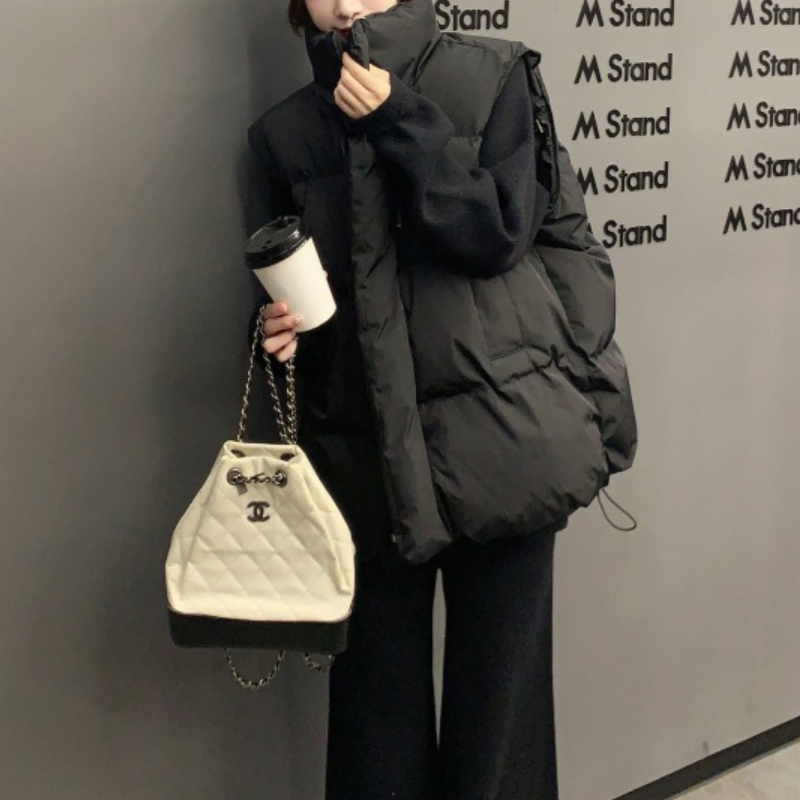 レディース ジャケット ベスト 上着 ダウン 前開き 袖なし ノースリーブ ハイネック オーバーサイズ  ストリート ファスナー ポケット かわいい 大人可愛い きれいめ シンプル カジュアル 上品 おしゃれ こなれ感 ラフ 主役級 存在感 抜け感 無地 春 秋 冬 通勤 デート お出かけ アウトドア キャンプ リゾート 旅行 公園 女子会 休日 ショッピング 韓国 オルチャン コーデ 楽ちん 暖かい 防寒 体型カバー 普段使い S M L XL 黒 ブラック オフホワイト カーキ ブルー