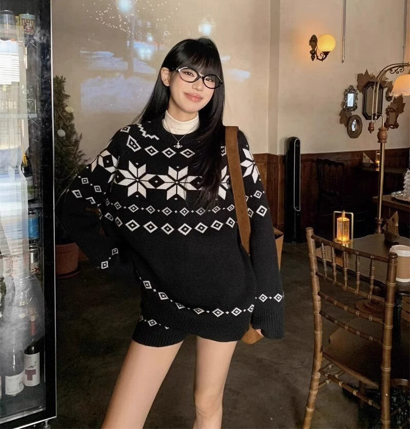 レディース トップス パンツ ボトムス ニット セーター プルオーバー セットアップ ミディアム ショートパンツ ショート 膝上 長袖 ドロップショルダー クルーネック 襟なし オーバーサイズ 編み込み 伸縮性 かわいい 大人可愛い シンプル カジュアル 上品 おしゃれ レトロ こなれ感 ラフ 存在感 抜け感 カントリー ナチュラル ノルディック 秋 冬 クリスマス 学生 学校 通学 デート お出かけ イベント 旅行 休日 ライブ カフェ 脚長 普段使い 着回し インスタ映え S M L ゆったり