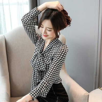 トップス シャツ シフォンシャツ 長袖 Vネック リボンタイ プルオーバー かわいい 可愛い 大人可愛い きれいめ シンプル レトロ おしゃれ かっこいい カジュアル こなれ感 個性的 主役級 存在感 抜け感 春 秋 ベーシック ナチュラル エレガント 千鳥格子 女性用 レディース ママ OL 通勤 オフィス デート お出かけ 旅行 休日 ランチ ディナー 二次会 カフェ ショッピング コンパ 普段使い デイリー 着回し 脚長 M L XL 2XL 3XL 4XL 5XL トレンド モテ 高見え 高級感