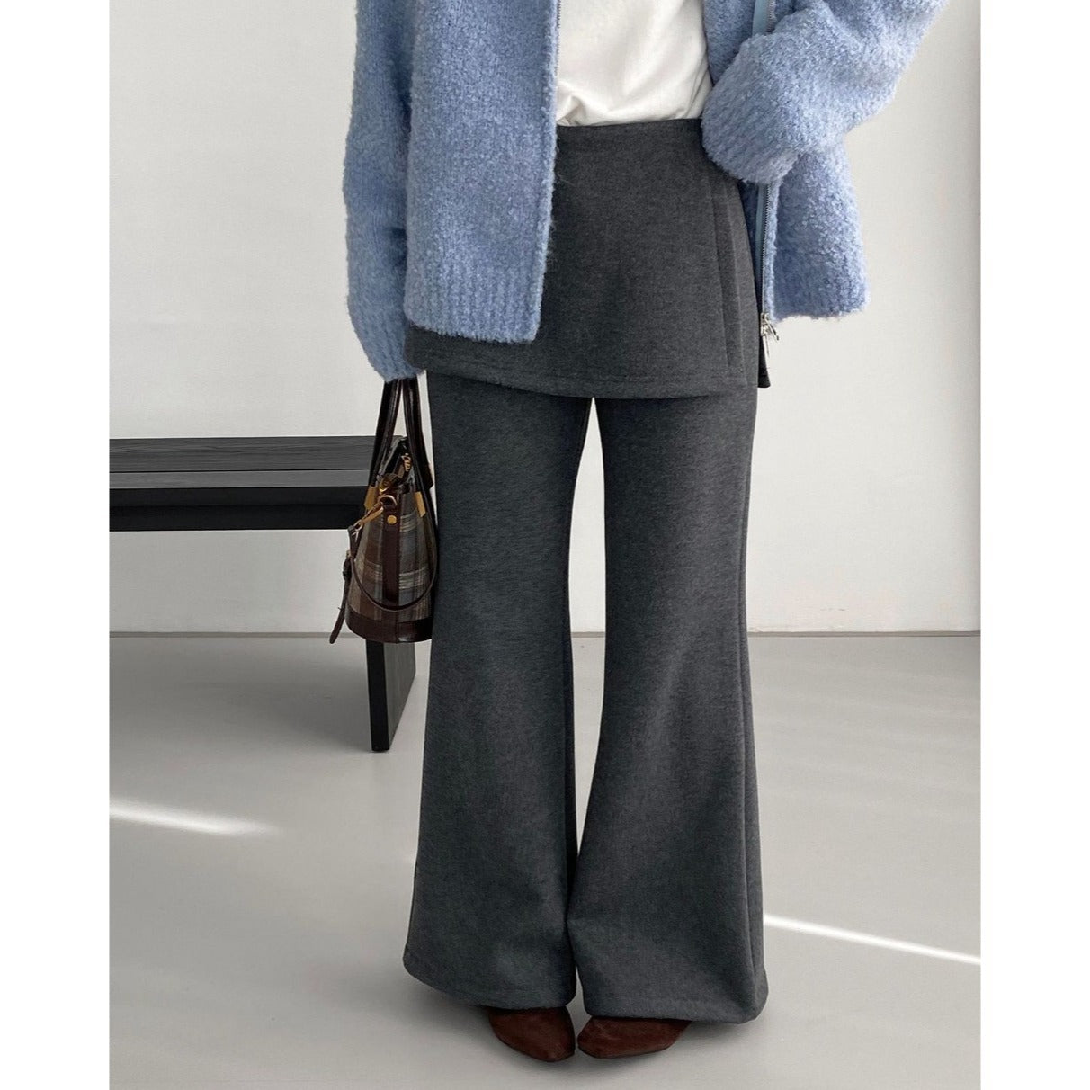スカートレイヤード レディース パンツ ボトムス ロングパンツ ワイドパンツ フレア 切り替え ドッキング ハイウエスト 裏起毛 きれいめ シンプル カジュアル おしゃれ こなれ感 ラフ 抜け感 無地 秋 冬 ママ デート お出かけ アウトドア イベント 旅行 女子会 休日 ショッピング ライブ カフェ モノトーン 防寒 体型カバー 脚長 普段使い 着回し S M L 黒 ブラック ダークグレー グレー ベーシックカラー 大人カラー